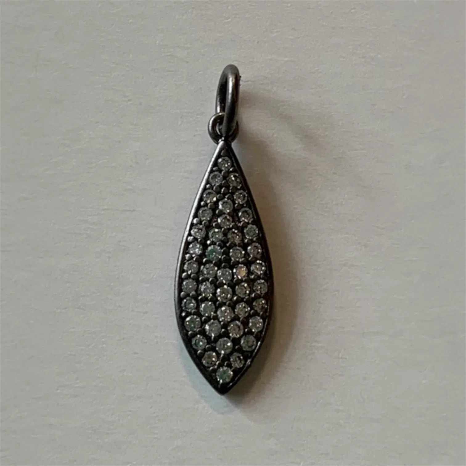 Oxyderet vedhæng med zirkonia